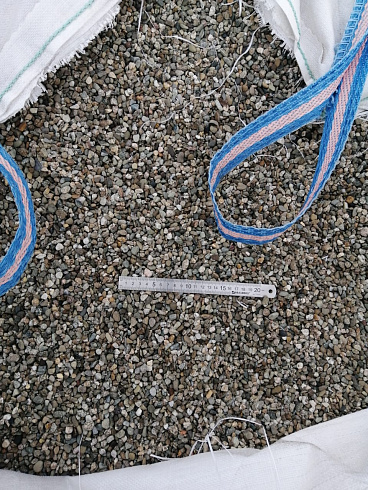 Kamenclub.ru: Галька речная окат (серая) фр.3-5 мм купить  в Красноярске галька речная серая бежевый темно-серый окатанный речной камень округлый 9500 руб/т   фото КАМЕНЬ КЛУБ