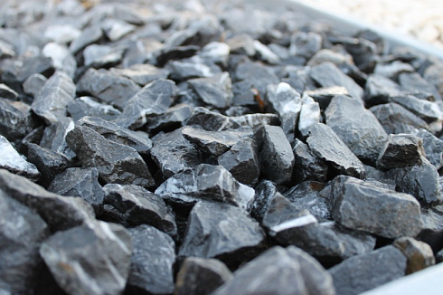 Kamenclub.ru: Щебень крошка черный (мрамор) фр. 20-40 мм.  купить в Красноярске мрамор черный с белыми прожилками мраморная каменная крошка 11000 руб/т   фото КАМЕНЬ КЛУБ