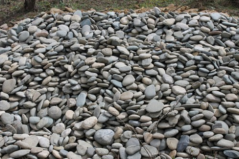 Kamenclub.ru: Галька речная плоская (ассорти) фр. 100-200-300 мм. купить  в Красноярске галька плоская разноцветная серый белый темно-серый синий речная галька ландшафтная 8000 руб/т   фото КАМЕНЬ КЛУБ