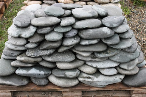 Kamenclub.ru: Галька речная плоская (темно-серая) фр. 100-200-300 мм. купить  в Красноярске галька речная плоская темно-серый, серый, синий речной галечник плоский 9000 руб/т   фото КАМЕНЬ КЛУБ