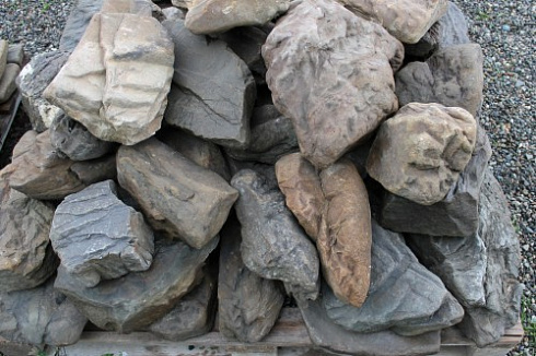 Kamenclub.ru: Песчаник декоративный ландшафтный (фр. 300-500 мм)  купить в Красноярске песчаник желтый рыжий серый зеленый валун речной окатанный природный песчаника 4 500 руб/т   фото КАМЕНЬ КЛУБ