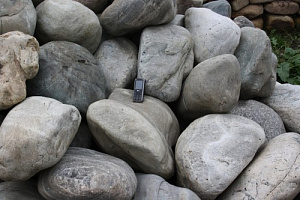 Kamenclub.ru: Речной валун Кабанчик фр.300-500 мм.  купить в Красноярске крупный природный камень галька серый, темно-серый речной валун галечник масштабный 7000 руб/т   фото КАМЕНЬ КЛУБ