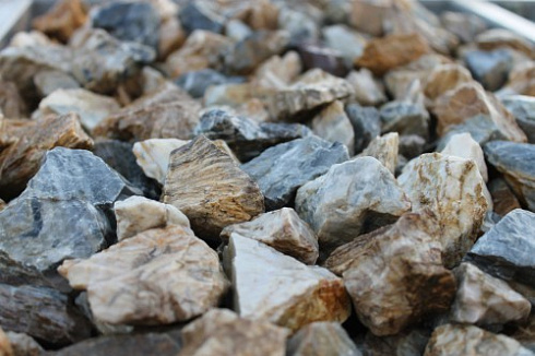 Kamenclub.ru: Мраморная крошка (щебень крошка медовый) фр. 20-40 мм.  купить в Красноярске мрамор бежевый рыжий желтый ландшафтная мраморная крошка 12000 руб/т   фото КАМЕНЬ КЛУБ