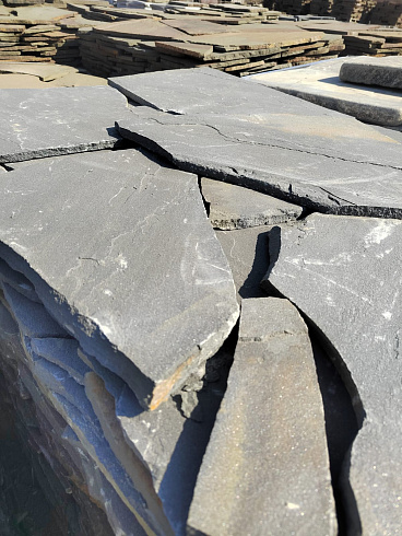 Kamenclub.ru: Песчаник пластушка светло-серый (3,0 см)  купить в Красноярске песчаник светло-серый, серый песчаник рваный ландшафтный колотый 13800 руб/м3   фото КАМЕНЬ КЛУБ