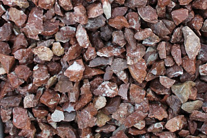 Kamenclub.ru: Мраморная крошка (щебень крошка розовый) фр. 40-70 мм.  купить в Красноярске мрамр розовый, красный мраморный декоративный 11000 руб/т   фото КАМЕНЬ КЛУБ