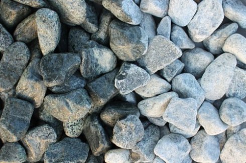 Kamenclub.ru: Щебень галтованный зеленый (змеевик) фр. 50-100 мм.  купить в Красноярске галтовка мраморная зеленый, салатовый мрамор 12 500 руб/т   фото КАМЕНЬ КЛУБ