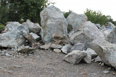 Kamenclub.ru: Змеевик скальник фр. 500-1500 мм.  купить в Красноярске змеевик зеленый серый черный глыба скальная колотая 7500 руб/т   фото КАМЕНЬ КЛУБ