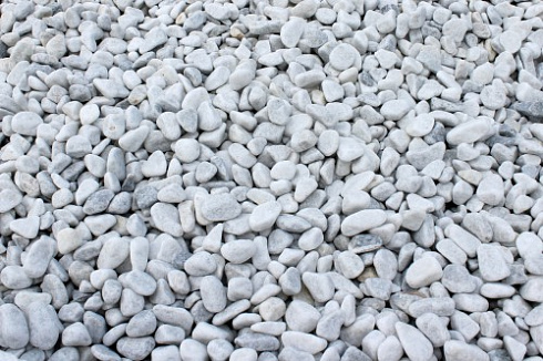 Kamenclub.ru: Щебень галтованный белый (мрамор) фр.5-10 мм.  купить в Красноярске мрамор белый, айвори, молочный каменная мраморная декоративная ландшафтная крошка 17000 руб/т   фото КАМЕНЬ КЛУБ