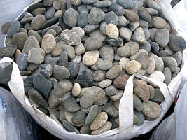 Kamenclub.ru: Галька речная плоская (ассорти) фр. 100-200-300 мм. купить в Красноярске галька плоская разноцветная серый белый темно-серый синий речная галька ландшафтная 8000 руб/т   фото КАМЕНЬ КЛУБ