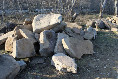 Kamenclub.ru: Песчаник плиты - плахи - пошаговые дорожки (фр. 70-150 мм)  купить в Красноярске песчаник серый бежевый желтый зеленый колотый песчаник строительный 6500 руб/т   фото КАМЕНЬ КЛУБ