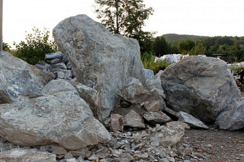 Kamenclub.ru: Змеевик скальник фр. 500-1500 мм.  купить в Красноярске змеевик зеленый серый черный глыба скальная колотая 7500 руб/т   фото КАМЕНЬ КЛУБ