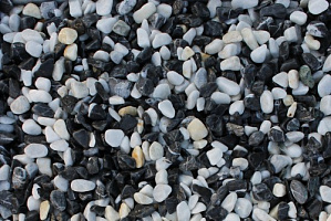 Kamenclub.ru: Мраморная крошка (щебень галтованный микс:белый-черный) фр.10-20 мм.  купить в Красноярске мрамор белый, черный окатанные округлые декоративные ландшафтные камни щебня 15500 руб/т   фото КАМЕНЬ КЛУБ