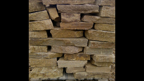 Kamenclub.ru: Песчаник пластушка желтый с рисунком (4-6 см)  купить в Красноярске плитняк пластушка желтый с рисунком песчаник 9 000 руб/м3   фото КАМЕНЬ КЛУБ