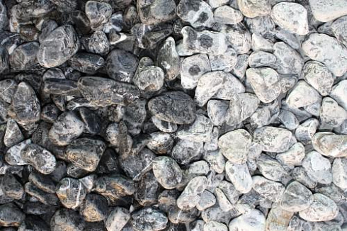 Kamenclub.ru: Щебень галтованный черный (мрамор) фр.20-40 мм.  купить в Красноярске мрамор черный с белыми прожилками мрамор окатанный округлый 15000 руб/т   фото КАМЕНЬ КЛУБ