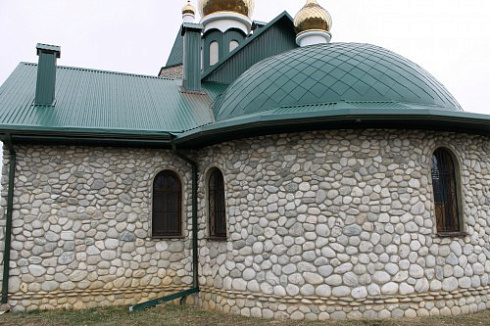 Kamenclub.ru: Галька речная плоская (бело-серая) фр. 100-200-300 мм. купить  в Красноярске галька речная плоская серый, белый, бело-серый, серо-белый речная галька плоская  9000 руб/т   фото КАМЕНЬ КЛУБ