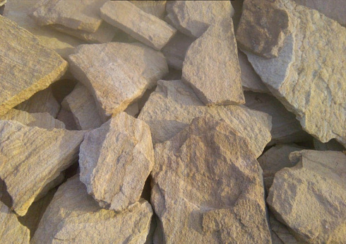 Kamenclub.ru: Песчаник пластушка "фонтанка" желтая (3,0 - 5,0 см)  купить в Красноярске песчаник желтая, рыжий, желтый песчаник колотый рваный со сколом облицовочный 16200 руб/м3   фото КАМЕНЬ КЛУБ