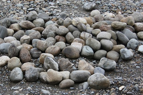 Kamenclub.ru: Речной валун (Ассорти) фр.100-300 мм.  купить в Красноярске галечник серый, темно-серый, светло-серый речная галька крупных размеров 4200 руб/т   фото КАМЕНЬ КЛУБ