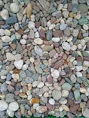 Kamenclub.ru: Галька горная речная окат (цветная) фр. 20-40 мм. купить  в Красноярске галька речная серый синий бежевый белый окатанная речная галька ландшафтная 6800 руб/т   фото КАМЕНЬ КЛУБ