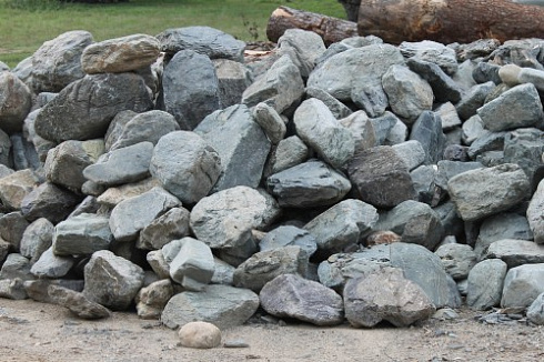 Kamenclub.ru: Гранит скальник (серо-зеленый) фр. 100-500 мм.  купить в Красноярске гранит зеленый, серый, салатовый крупный ландшафтный валун 6 000 руб/т   фото КАМЕНЬ КЛУБ