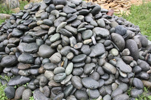 Kamenclub.ru: Темно-серый валунчик фр.100-300 мм.  купить в Красноярске крупный природный камень серый, темно-серый, светло-серый речная галька большого размера окатанная 4500 руб/т   фото КАМЕНЬ КЛУБ