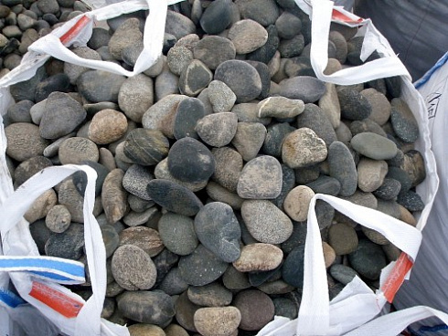 Kamenclub.ru: Галька речная плоская (ассорти) фр. 70-150 мм. купить  в Красноярске галька галечник серый белый темно-серый синий светло-серый плоская природная галька  9000 руб/т   фото КАМЕНЬ КЛУБ