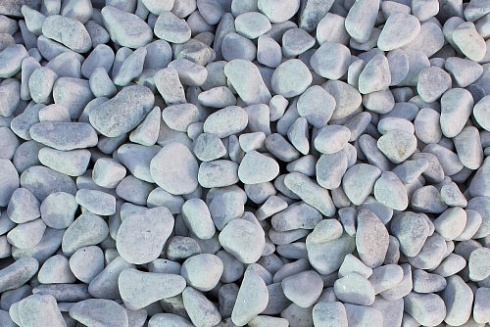 Kamenclub.ru: Щебень галтованный белый (мрамор) фр.5-10 мм.  купить в Красноярске мрамор белый, айвори, молочный каменная мраморная декоративная ландшафтная крошка 17000 руб/т   фото КАМЕНЬ КЛУБ