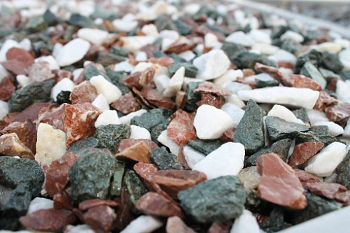 Kamenclub.ru: Мраморная крошка (щебень крошка микс: белый-зеленый-розовый) фр. 10-20 мм.  купить в Красноярске мрамор белый, зеленый, розовый декоративный ландшафтный колотый щебень 12000 руб/т   фото КАМЕНЬ КЛУБ