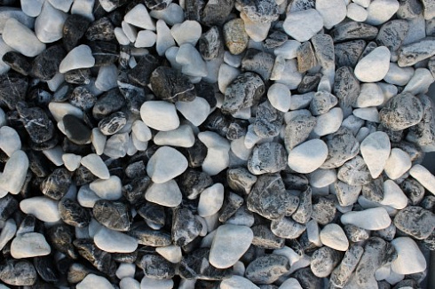 Kamenclub.ru: Мраморная крошка (щебень галтованный микс:: белый-черный) фр.20-40 мм  купить в Красноярске мрамор белый, черный мраморный галтованный щебень 15500 руб/т   фото КАМЕНЬ КЛУБ