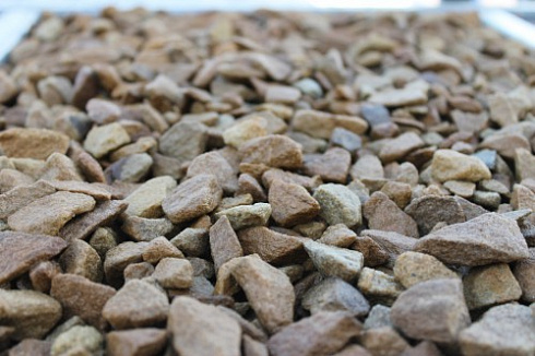 Kamenclub.ru: Щебень крошка желтый (песчаник) фр. 20-40 мм.  купить в Красноярске песчаник бежевый рыжий каменная крошка песчаника 9500 руб/т   фото КАМЕНЬ КЛУБ