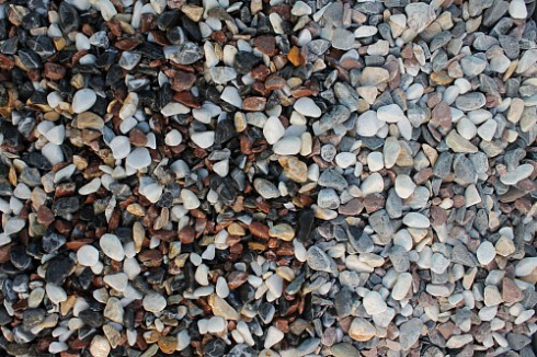 Kamenclub.ru: Мраморная крошка (щебень галтованный микс:белый-черный-розовый-медовый) фр.10-20 мм.  купить в Красноярске мрамор белый, медовый, черный, розовый мраморный декоративный ландшафтный окатанный округлый галтованный щебень 15500 руб/т   фото КАМЕНЬ КЛУБ