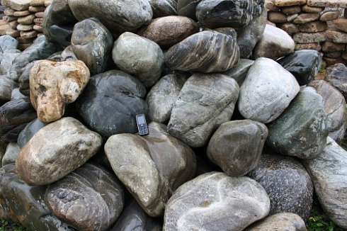 Kamenclub.ru: Речной валун Кабанчик фр.300-500 мм.  купить в Красноярске крупный природный камень галька серый, темно-серый речной валун галечник масштабный 7000 руб/т   фото КАМЕНЬ КЛУБ