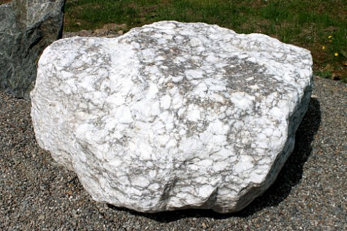 Kamenclub.ru: Мраморизированный известняк фр.500-1500 мм.  купить в Красноярске    10000 руб/т   фото КАМЕНЬ КЛУБ