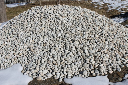 Kamenclub.ru: Галька речная окат (серо-белая) фр. 70-120 мм купить  в Красноярске галька галечник бело-серая, серо-белая, серая, белая речная природная галька  8000 руб/т   фото КАМЕНЬ КЛУБ