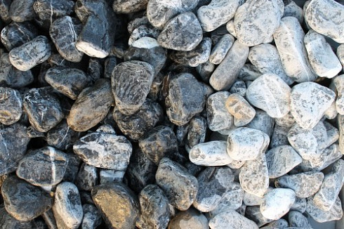Kamenclub.ru: Щебень галтованный черный (мрамор) фр. 50-100 мм.  купить в Красноярске мрамор черный с белыми прожилками щебень ландшафтный мраморный 15000 руб/т   фото КАМЕНЬ КЛУБ