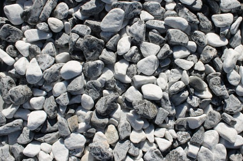 Kamenclub.ru: Мраморная крошка (щебень галтованный микс:: белый-черный) фр.20-40 мм  купить в Красноярске мрамор белый, черный мраморный галтованный щебень 15500 руб/т   фото КАМЕНЬ КЛУБ