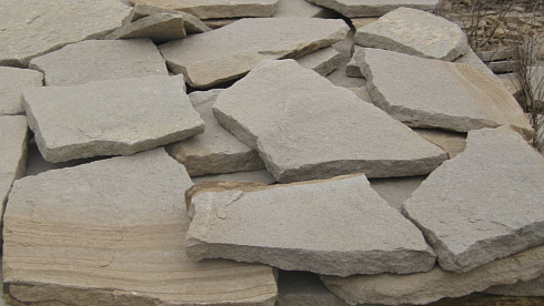 Kamenclub.ru: Песчаник пластушка светло-серый (2,0 см)  купить в Красноярске плитняк- ластушка светло-серый, серый рваный ландшафтный плитняк колотый 13800 руб/м3   фото КАМЕНЬ КЛУБ