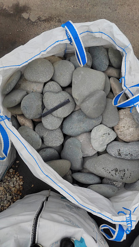 Kamenclub.ru: Галька речная плоская (темно-серая) фр. 70-150 мм. купить  в Красноярске галечник природный темно-серый серый синий речная плоская природная окатанная  9000 руб/т   фото КАМЕНЬ КЛУБ