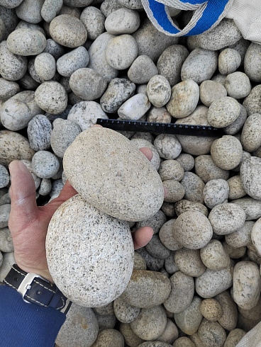 Kamenclub.ru: Галька речная окат (серо-белая) фр. 70-120 мм купить  в Красноярске галька галечник бело-серая, серо-белая, серая, белая речная природная галька  8000 руб/т   фото КАМЕНЬ КЛУБ