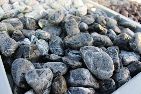 Kamenclub.ru: Щебень галтованный черный (мрамор) фр.20-40 мм.  купить в Красноярске мрамор черный с белыми прожилками мрамор окатанный округлый 15000 руб/т   фото КАМЕНЬ КЛУБ