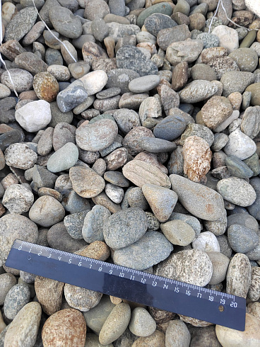 Kamenclub.ru: Галька речная окат (пестрая) фр. 20-40 мм. купить  в Красноярске галька речная пестрая, серая, серые оттенки галька речная окатанная округлая 5000 руб/т   фото КАМЕНЬ КЛУБ