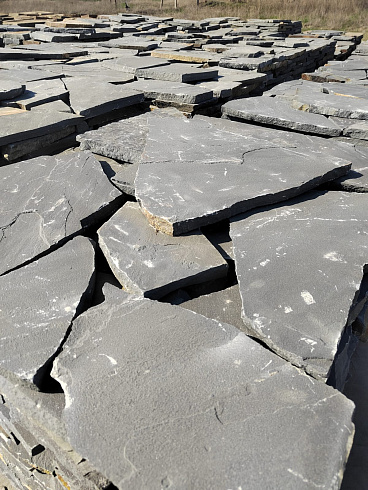 Kamenclub.ru: Песчаник пластушка светло-серый (2,0 см)  купить в Красноярске плитняк- ластушка светло-серый, серый рваный ландшафтный плитняк колотый 13800 руб/м3   фото КАМЕНЬ КЛУБ