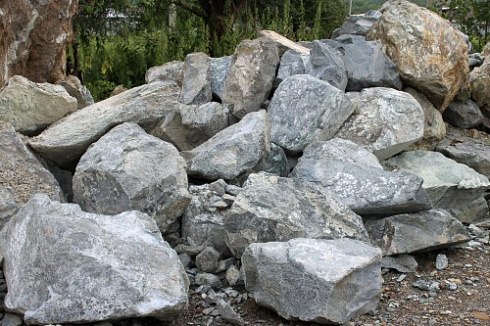 Kamenclub.ru: Змеевик скальник фр. 500-1500 мм.  купить в Красноярске змеевик зеленый серый черный глыба скальная колотая 7500 руб/т   фото КАМЕНЬ КЛУБ