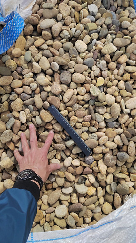 Kamenclub.ru: Галька речная окат рыжая фр. 20-40 мм. купить  в Красноярске галька речная окатанная рыжая желтая серая округлая речная галька 5000 руб/т   фото КАМЕНЬ КЛУБ