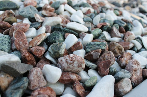 Kamenclub.ru: Мраморная крошка (щебень галтованный микс:белый-зеленый-розовый) фр.20-40 мм.  купить в Красноярске мрамор белый, зеленый, розовый мрамор декоративный (галтовка) 15500 руб/т   фото КАМЕНЬ КЛУБ