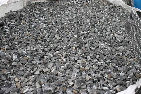 Kamenclub.ru: Щебень крошка черный (мрамор) фр. 40-70 мм.  купить в Красноярске мрамор черный с белыми прожилками, черный, белый декоративный щебень 11000 руб/т   фото КАМЕНЬ КЛУБ