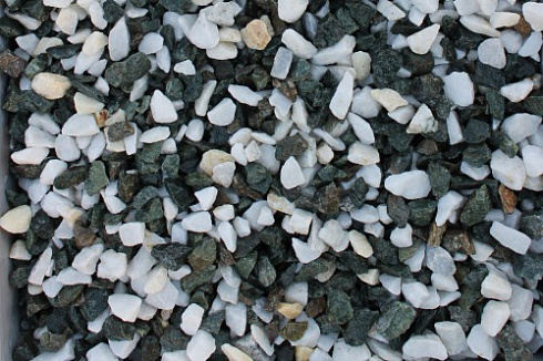 Kamenclub.ru: Мраморная крошка (щебень крошка микс: белый-зеленый) фр. 10-20 мм.  купить в Красноярске мрамор белый, зеленый каменная ландшафтная декоративная крошка щебня 9500 руб/т   фото КАМЕНЬ КЛУБ