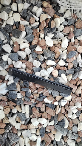 Kamenclub.ru: Мраморная крошка (щебень галтованный микс:белый-зеленый-розовый) фр.20-40 мм.  купить в Красноярске мрамор белый, зеленый, розовый мрамор декоративный (галтовка) 15500 руб/т   фото КАМЕНЬ КЛУБ