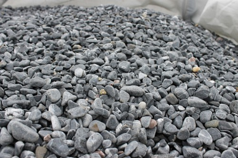 Kamenclub.ru: Щебень галтованный черный (мрамор) фр.10-20 мм.  купить в Красноярске мрамор черный с белыми прожилками, черный, белый окатанный округлый ландшафтный декоративный щебень 15000 руб/т   фото КАМЕНЬ КЛУБ