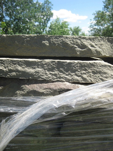 Kamenclub.ru: Песчаник пластушка серо-зеленый (4,0 см- 5,0 см)  купить в Красноярске песчаник серо-зеленый, серый, зеленый песчаник рваный ландшафтный колотый 9000 руб/м3   фото КАМЕНЬ КЛУБ