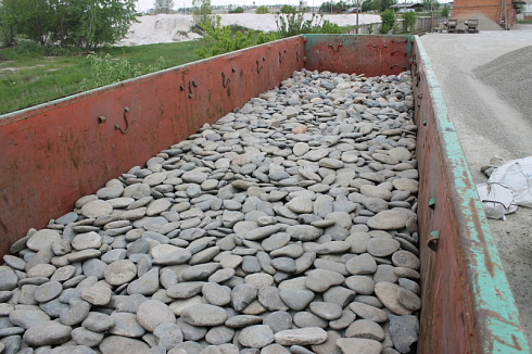 Kamenclub.ru: Галька речная плоская (серо-белая) фр. 70-120 мм. купить  в Красноярске галька галечник речной серый, белый окатанная плоская  природная галька 9000 руб/т   фото КАМЕНЬ КЛУБ